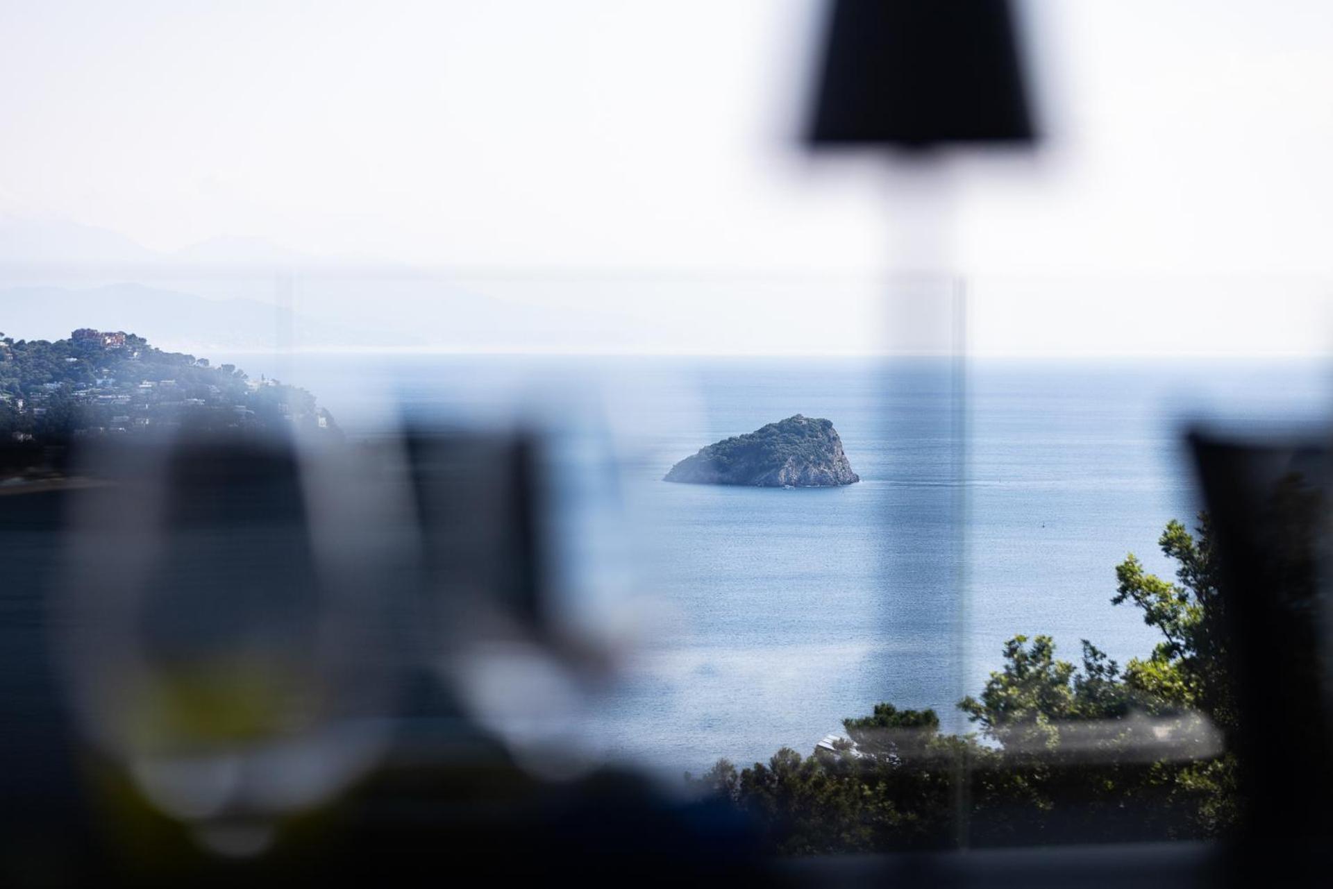 Spettacolare Vista Isola Terrazza E Idromassaggio Villa Noli Exteriör bild